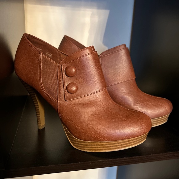 Fioni Ankle Boot - Picture 1 of 4